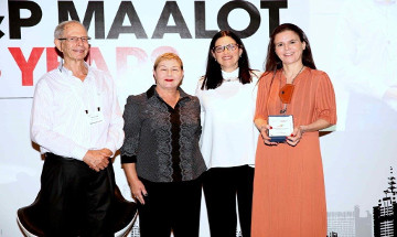 רונית הראל בן זאב, מנכ'לית S&P מעלות, תמי גוטליב, המנכ'לית הראשונה של מעלות, פרופ' יאיר אורגלר, היו'ר הראשון של מעלות ועופרה שטראוס, יו'ר דירקטוריון קבוצת שטראוס
